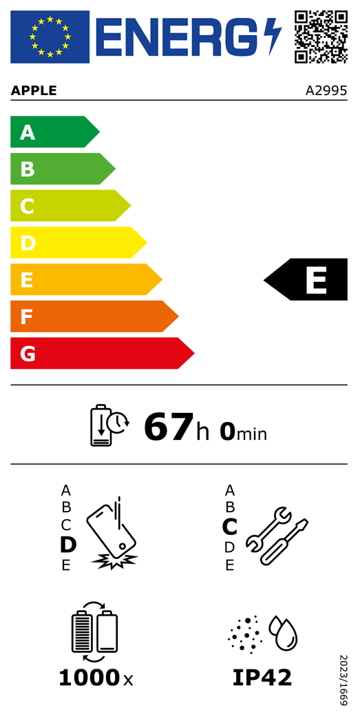 QR код и информация за енергийния етикет на ЕС, Apple модел A2995, клас E, класове за енергийна ефективност (със скала от A до G), A (най-ефективен) до G (най-нискоефективен), издръжливост на батерията за цикъл, 67 часа и 0 минути при пълно зареждане на батерията, клас на надеждност при многократно свободно падане D, A (най-издръжлив) до E (най-малко издръжлив), клас на поправимост C, A (най-поправим) до E (най-малко поправим), 1000 цикъла издръжливост на батерията, рейтинг на защита от проникване на прах и вода IP42, регламент 2023/1669