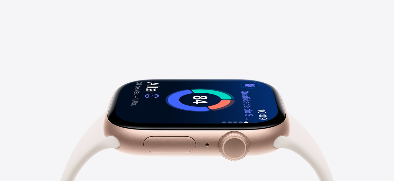 Lateral direita do Apple Watch Series 11 com caixa cor de ouro rosa de alumínio mostrando a pontuação de qualidade do sono, a Digital Crown, o microfone, o botão lateral e a pulseira esportiva estelar