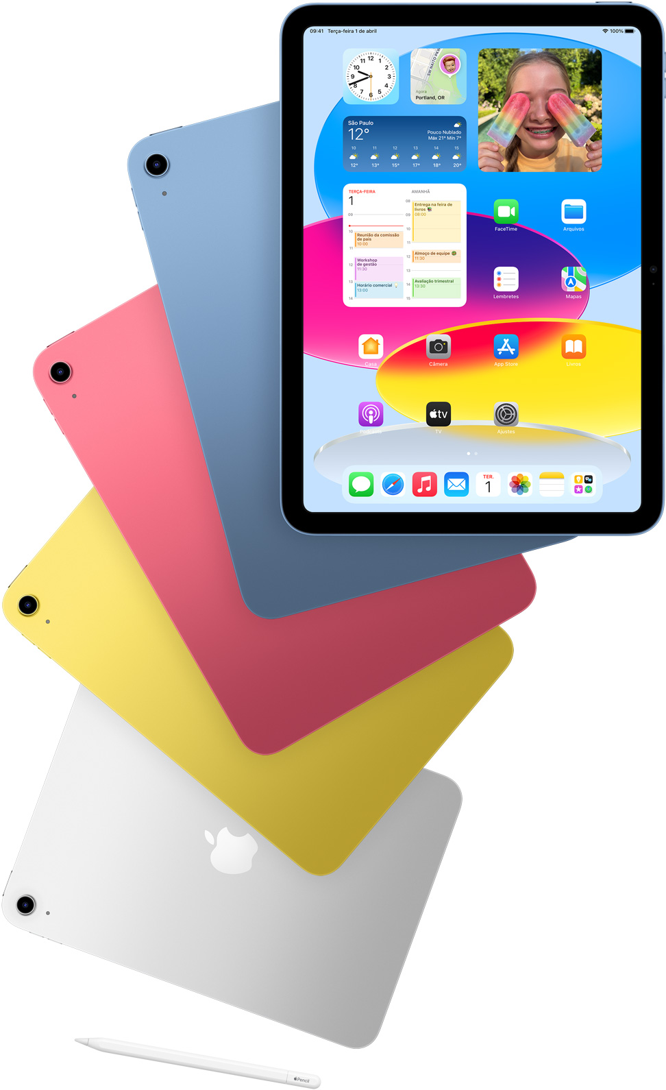 Imagem da parte da frente de um iPad mostra a Tela de Início e a parte de trás de outras unidades de iPad nas cores azul, rosa, amarelo e prateado. Há um Apple Pencil perto dos modelos de iPad.