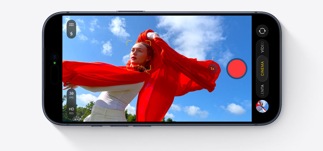 A tela do iPhone mostra uma gravação em modo Cinema de uma pessoa dançando ao ar livre com um tecido vermelho esvoaçante