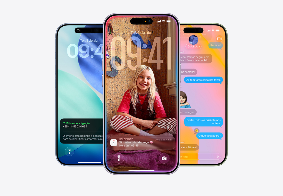 Parte da frente de aparelhos iPhone 17 nas cores azul-névoa, lavanda e sálvia, mostrando recursos do iOS 26: Tela de Início com vários apps, notificação do Calendário na Tela Bloqueada personalizada e tela do iPhone com o Mensagens no design Liquid Glass