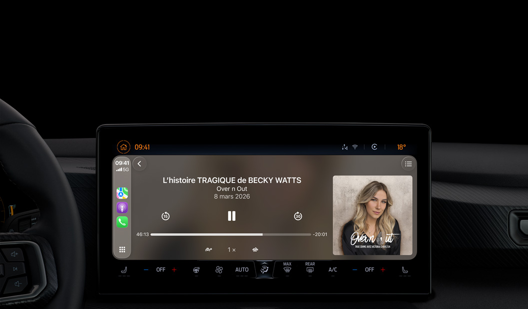 Intérieur de voiture, écran de console centrale affichant l’app Balados dans CarPlay. Le balado « The Spark of Life » de Radiolab est en cours de lecture. Les commandes de lecture, comme pause, saut vers l’avant et saut vers l’arrière, sont affichées.