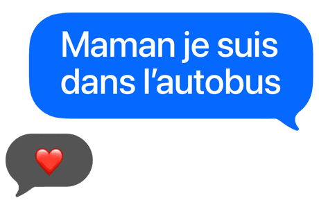 Une bulle de texte dit « Maman je suis dans l’autobus », avec un émoji de cœur en réponse