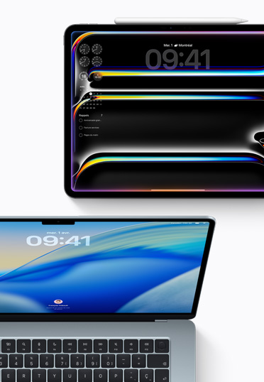 iPad, vue en plongée, écran affichant l’heure et des widgets, MacBook, face avant, fond d’écran en dégradé de bleu.