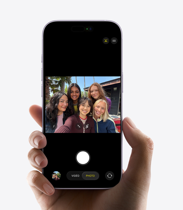 iPhone 17, face avant, fonctionnalité Cadrage centré pour les photos en cours d’utilisation, groupe de personnes prenant un selfie
