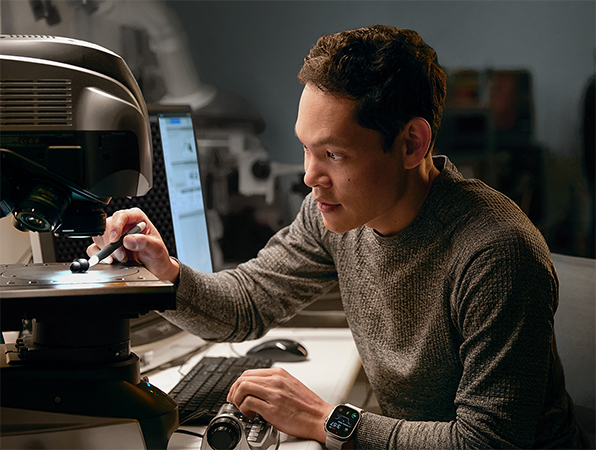 Ein Apple Engineer, der Hardware in einem Lab testet.