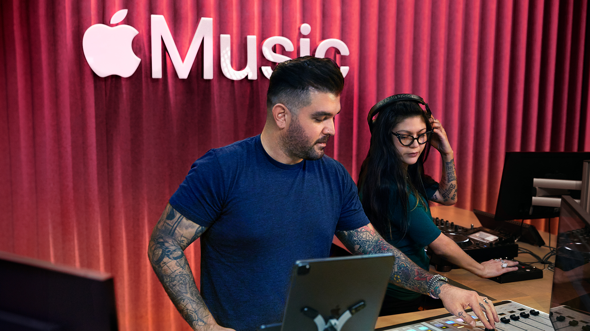 Zwei Apple Teammitglieder an einem Mischpult in einem Apple Music Studio.