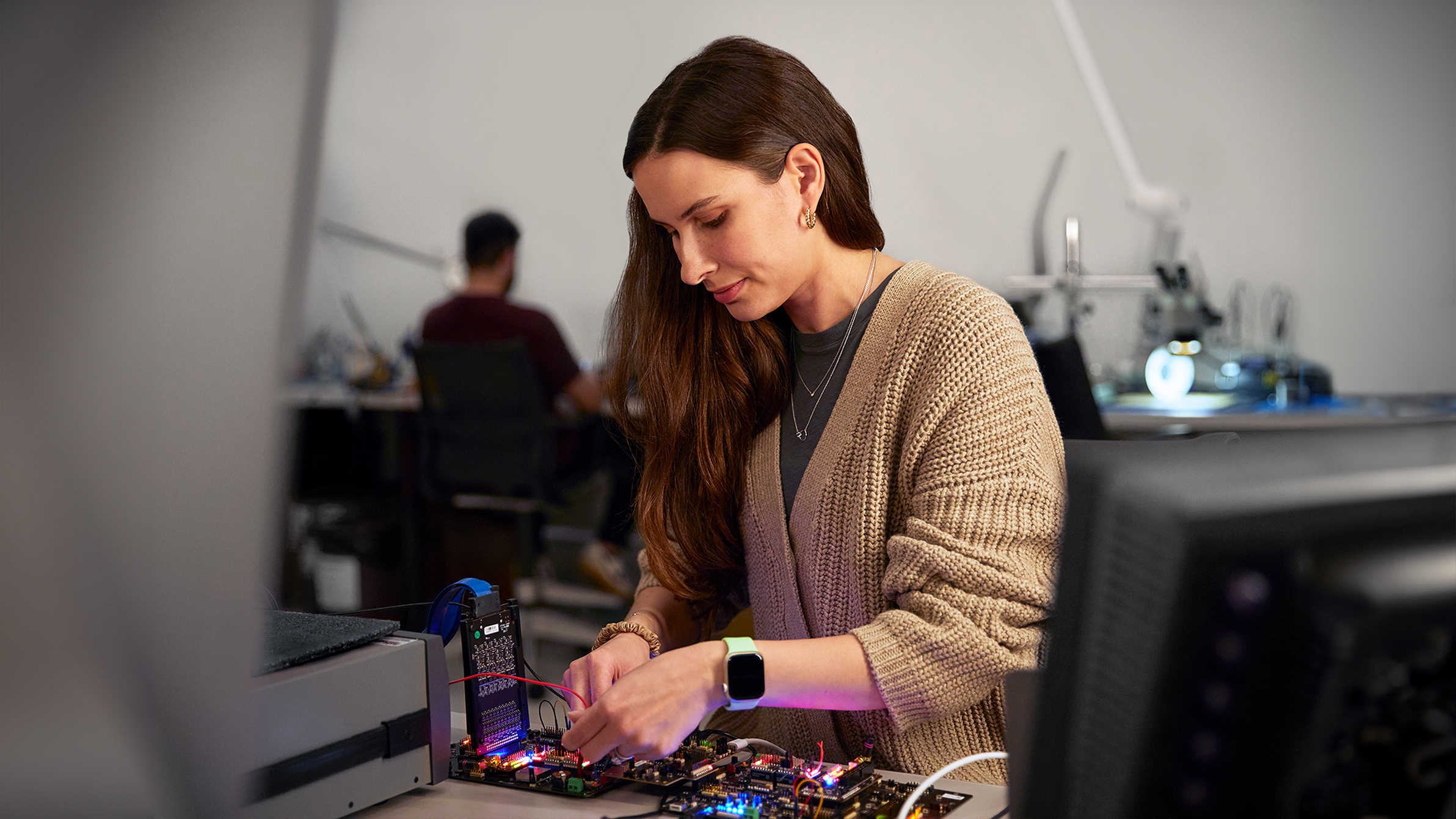 Eine Apple Engineerin testet Hardware in einem Lab.