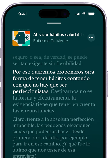 iPhone, parte frontal, la pantalla muestra una transcripción en Apple Podcasts de un episodio llamado "Abrazar hábitos saludables" del podcast "Entiende Tu Mente", el texto resaltado en la transcripción dice: "Por eso queremos proponeros otra forma de tener hábitos contando con que no hay que ser perfeccionistas." El resto del texto de la transcripción aparece atenuado.