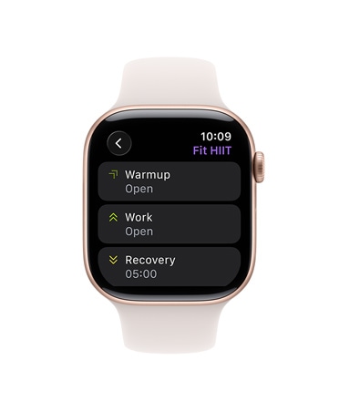 Apple Watch Series 11, zlatá barva, titanové pouzdro, aplikace Cvičení, karta Vlastní cvičení, řemínek, světle ruměný sportovní řemínek