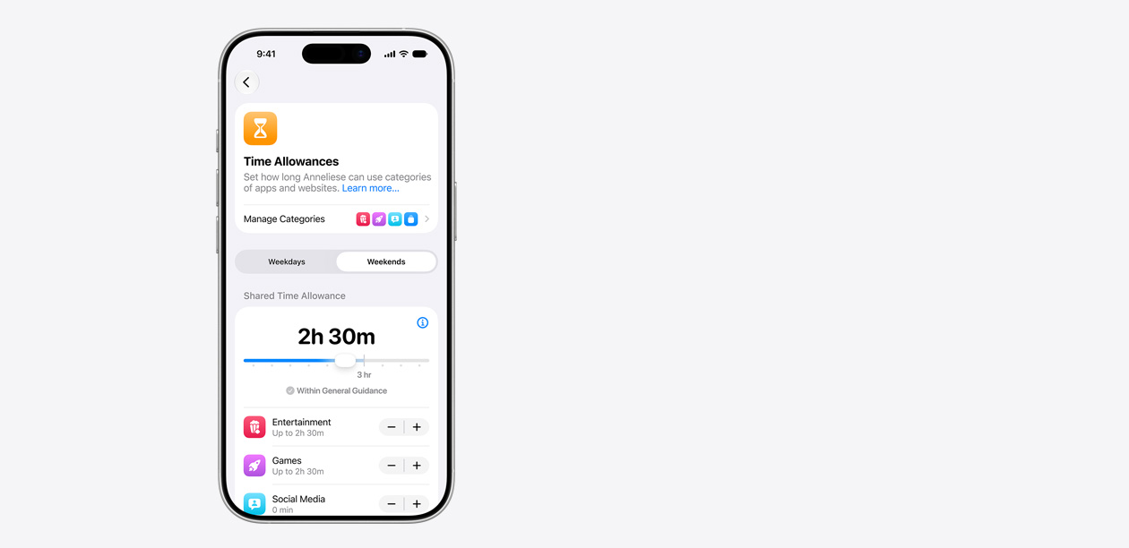 Na iPhonu se zobrazuje rozhraní časového limitu, včetně sdíleného časového limitu dvě hodiny a 30 minut a navrhovaných limitů pro kategorie aplikací, jako je zábava a hry.
