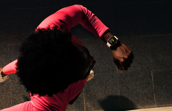 Fotka muže, který si pomocí Apple Watch měří běh