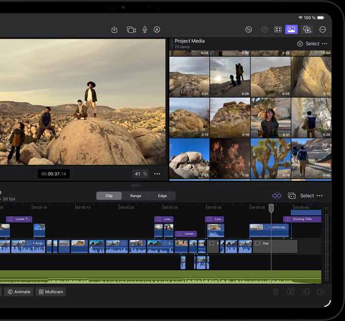 iPad Pro, parece delantera exterior, sición horizontal, color negro espacial, muestra la interfaz de Final Cut Pro con un proyecto de aventura en el desierto abierto, una foto de cuatro personas en un paisaje desértico y varios clips de vídeo y la línea de tiempo
