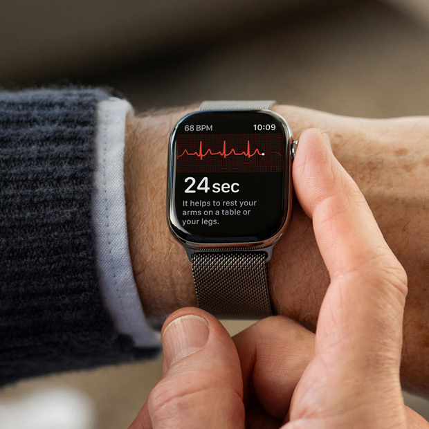 Una persona se hace un electrocardiograma con la app ECG en el Apple Watch.