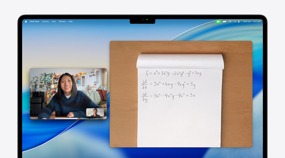 Videoanruf auf einem MacBook Air, bei dem eine Person das Schreibtischansicht Feature nutzt, um einer anderen Person im Anruf eine mathematische Gleichung zu zeigen. Mit dem Schreibtischansicht Feature kann sie gleichzeitig ihren Arbeitsplatz und ihr Gesicht zeigen