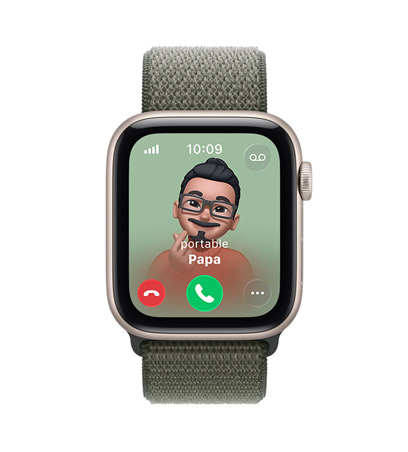 Apple Watch SE 3, boîtier en aluminium, couleur lumière stellaire, appel entrant de Papa, photo de contact Memoji, boutons pour accepter ou refuser l’appel, Boucle Sport, couleur vert forêt