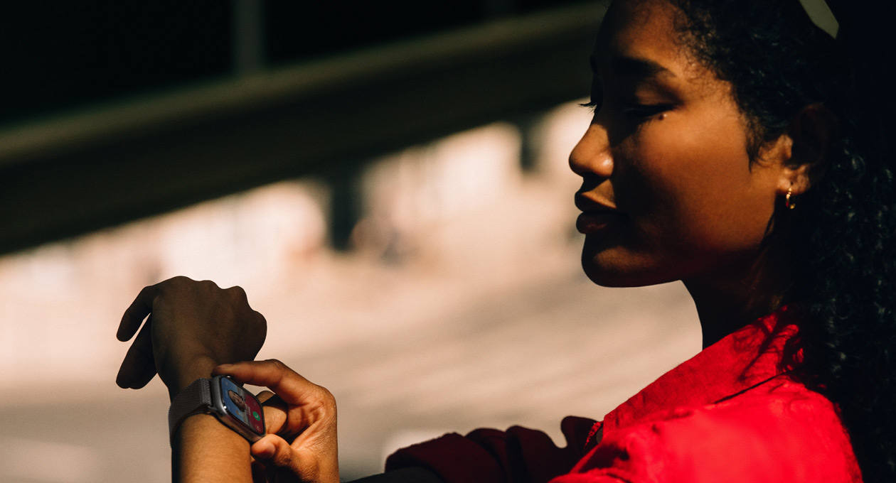 Une personne répond à un appel entrant sur son Apple Watch Series 11