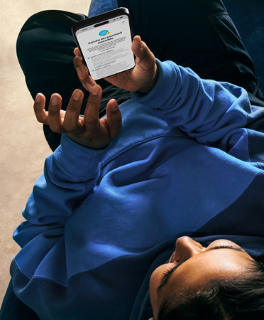Une personne consulte les détails d’une alerte de potentielle apnée du sommeil sur un iPhone