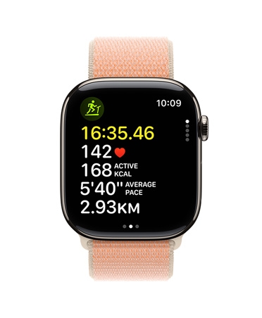 Aranyszínű Apple Watch Series 11, kijelzőjén az Edzés appal, olyan futásadatokat mutatva, mint az idő, a pulzusszám, az aktív kalóriák, az átlagos tempó és a megtett távolság