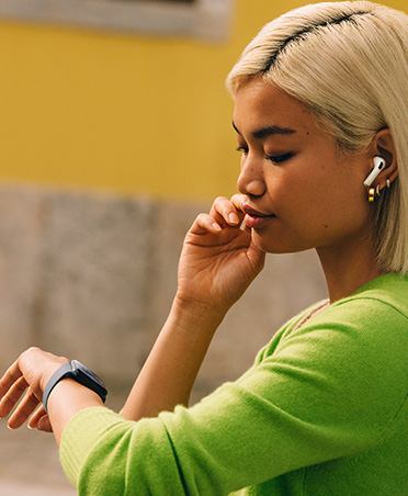 Wanita yang melihat Apple Watch-nya