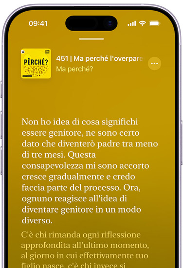 iPhone, mostrato di fronte, sullo schermo c’è l’app Apple Podcast con la trascrizione dell’episodio Hot Dog del podcast This is Love, condotto da Phoebe Judge. Il testo evidenziato nella trascrizione dice: “Quando da piccola vivevo a Chicago, la mia famiglia usciva spesso a mangiare hot dog”. Il testo intorno è attenuato.