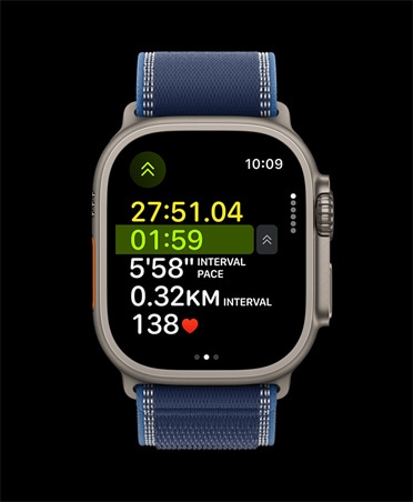 „Apple Watch Ultra 3“, natūralios spalvos, titano korpusas, išsamūs bėgimo lauke treniruočių duomenys, dirželis, „Trail“ apyrankė, mėlynos / ryškiai mėlynos spalvos