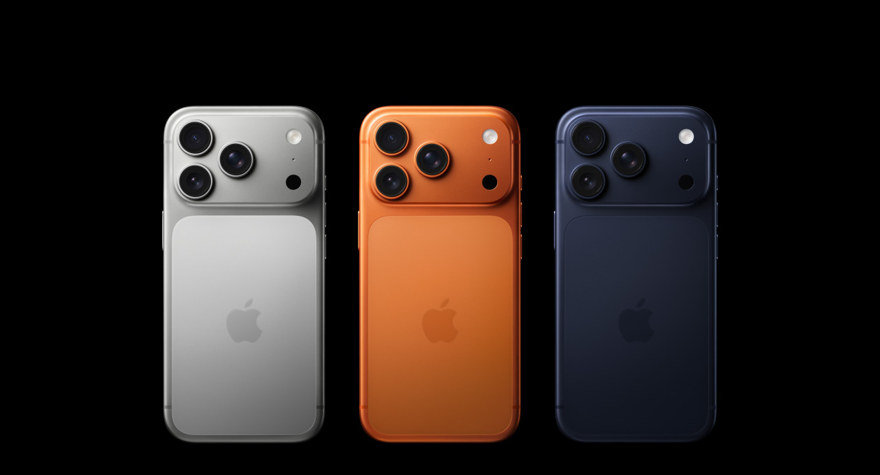 „iPhone 17 Pro“, galinės pusės dalis, visos trys spalvos: sidabro, kosminė oranžinė, tamsiai mėlyna, profesionali kamerų sistema viršutiniame kairiajame kampe, 3 objektyvai, mikrofonas, blykstė, „Apple“ logotipas centre