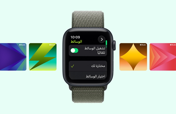 Apple Watch SE 3 بإطار من الألومنيوم ولون سماء الليل، واقتراحات قائمة تشغيل التمارين في Apple Music، وحزام Loop رياضي بلون أخضر الغابات