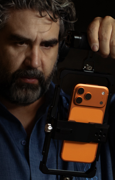 El director Chava Espinosa operando un iPhone 17 Pro montado en un rig de cámara profesional durante el rodaje de Nido de Villanas.