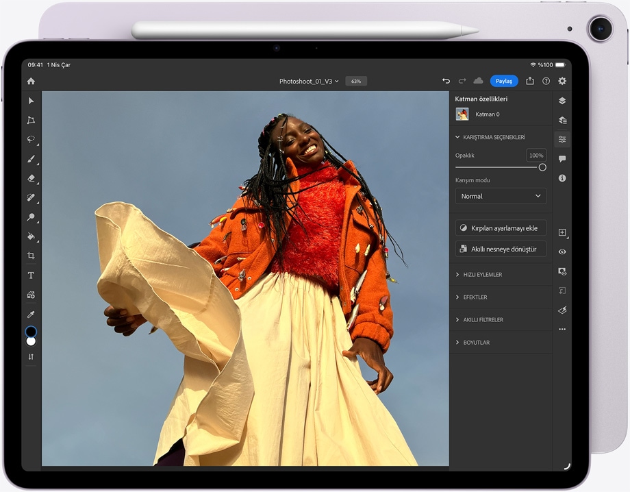 iPad Air, üst kısmına Apple Pencil Pro tutturulmuş, önden dış görünüm, Adobe Photoshop uygulaması gösteriliyor, bir görselde düzenleme yapılıyor