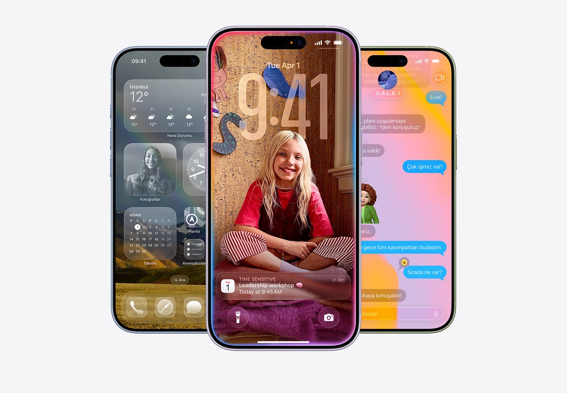 iPhone 17 aygıtları, önden dış görünüm, sis mavisi, lavanta ve ada çayı renk seçenekleri, iOS 26 özellikleri - çeşitli uygulamaların yer aldığı Ana Ekran, kişiselleştirilmiş Kilit Ekranı’nda Takvim uygulaması bildirim penceresi, Liquid Glass tasarımlı Mesajlar uygulamasının gösterildiği iPhone ekranı