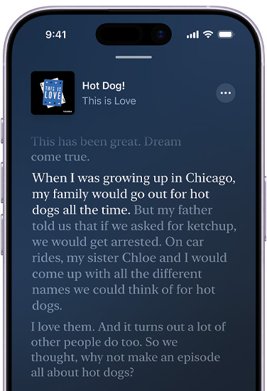 iPhone 機身正面，螢幕顯示 Apple Podcast 中由 Phoebe Judge 主持的 This is Love 節目裡名為 Hot Dog 的單集逐字稿，逐字稿中反白的文字寫著：「當我在芝加哥長大時，我的家人經常出去吃熱狗」，周圍的逐字稿文字變暗。