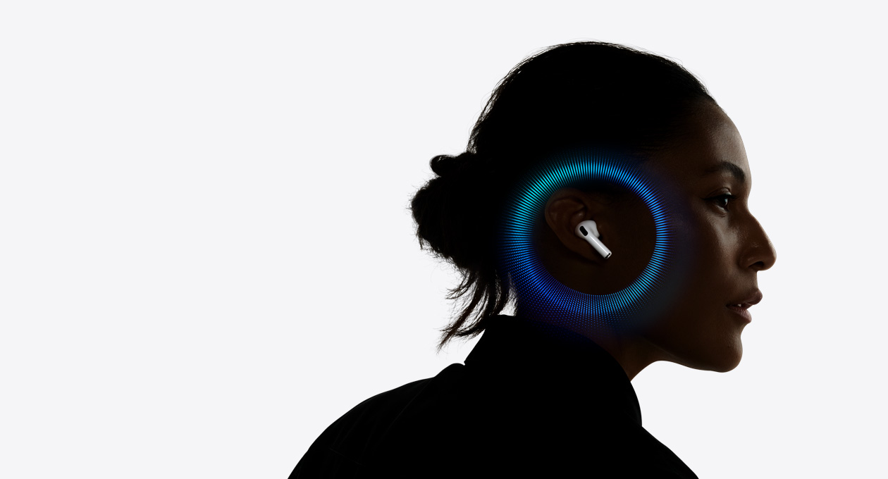 一個人戴著 AirPods Pro 3，跳動的聲波圍繞一邊耳朵