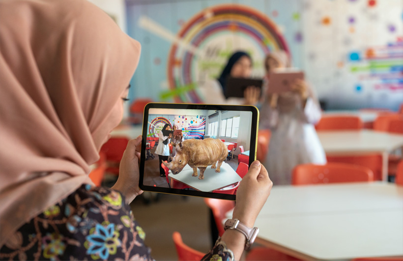 Profesores en Sekolah Seri Puteri investigan con Ah Ho Yen Sze (ALC) los beneficios de la realidad aumentada usando el iPad en el salón de clases.