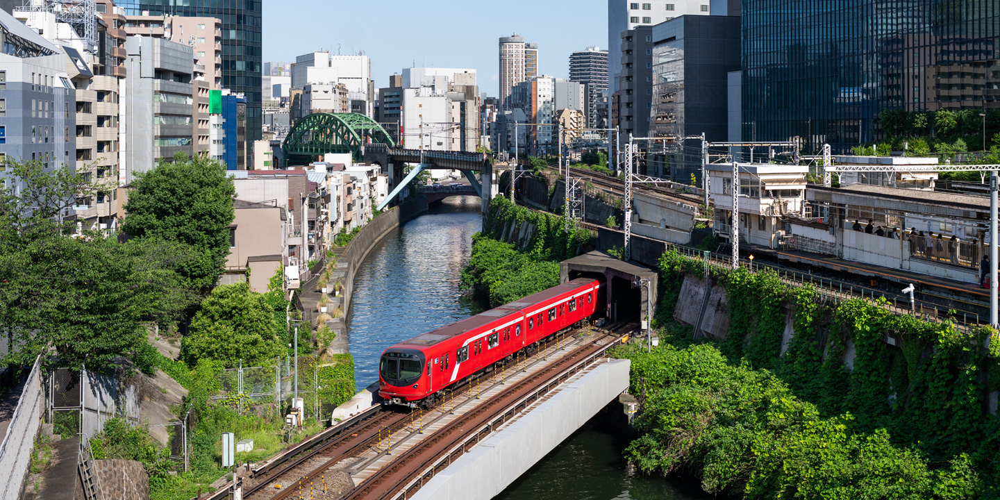 Einblicke in die Tokyo Metro, darunter Züge, die Brücken überqueren, der tägliche Betrieb und Wartungsarbeiten.