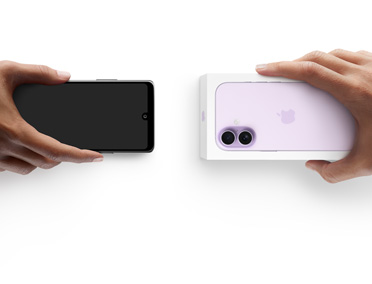Dos manos intercambian teléfonos: un Android sin caja a la izquierda y un iPhone 17 nuevo en caja a la derecha