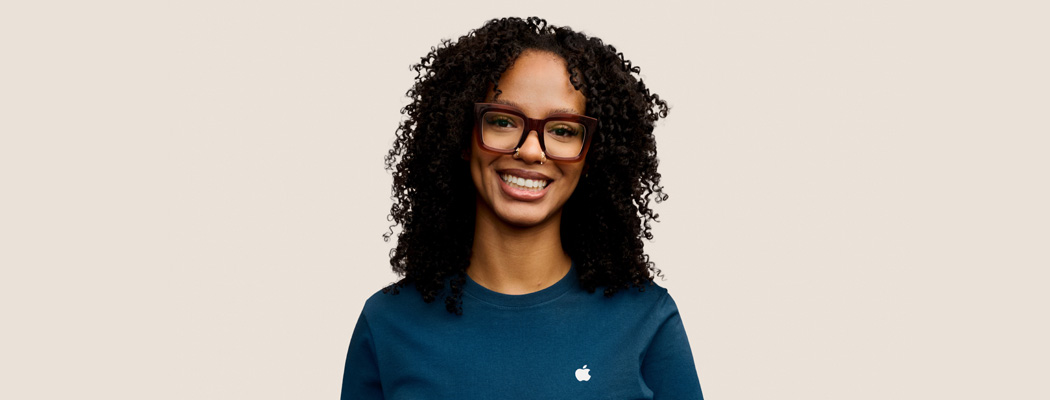 Lächelnder Apple Specialist mit einer offenen Art