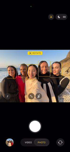 iPhone Air’in ekranında fotoğraflar için Ana Sahne özelliğiyle çekilen bir grup selfie’si gösteriliyor