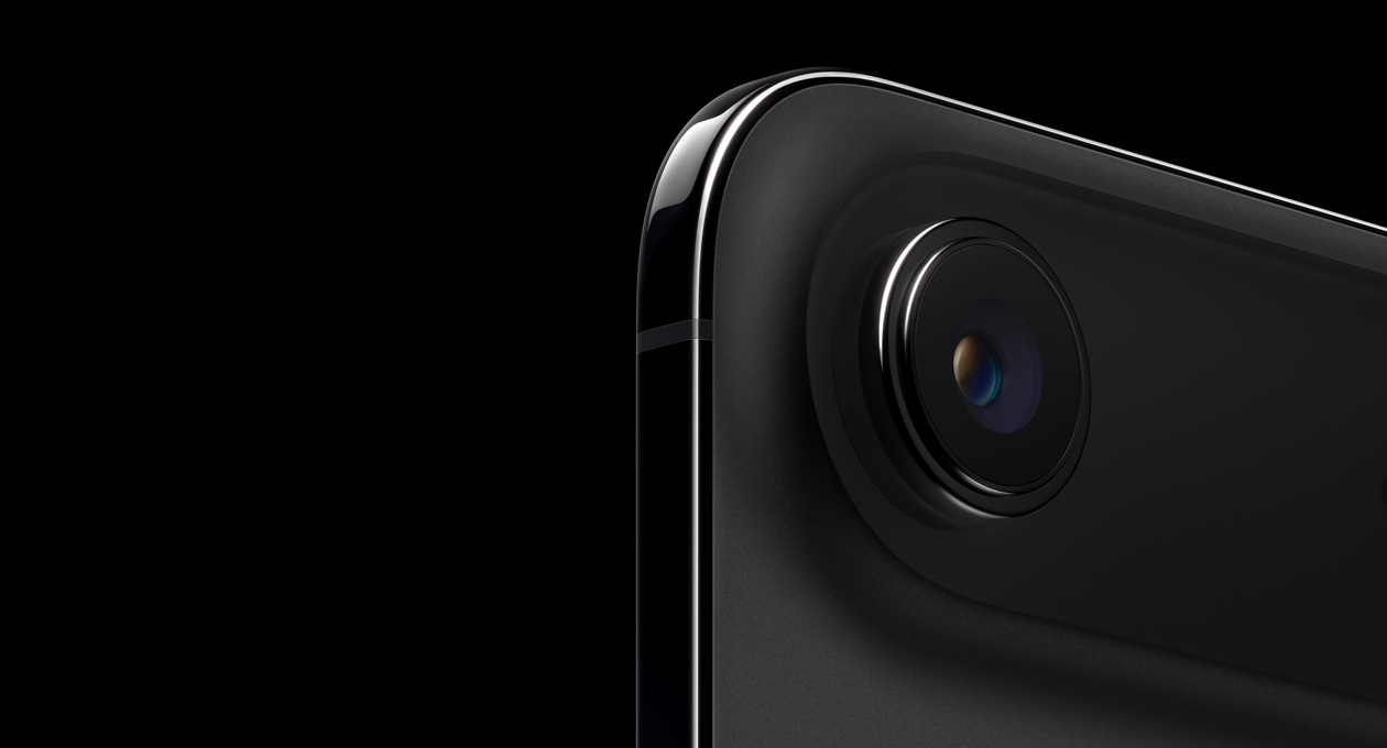 Uzay Siyahı iPhone Air’in arkadan dış görünümü, üst kısımda yuvarlatılmış köşeler, tek lensli Fusion kamera sistemi