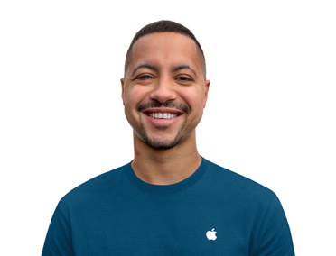 Samimi bir şekilde gülümseyen Apple Uzmanı