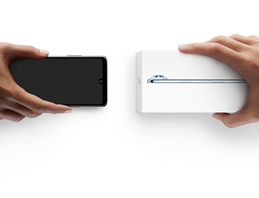 Dos manos intercambian teléfonos: un Android sin caja a la izquierda y un iPhone Air nuevo en caja a la derecha