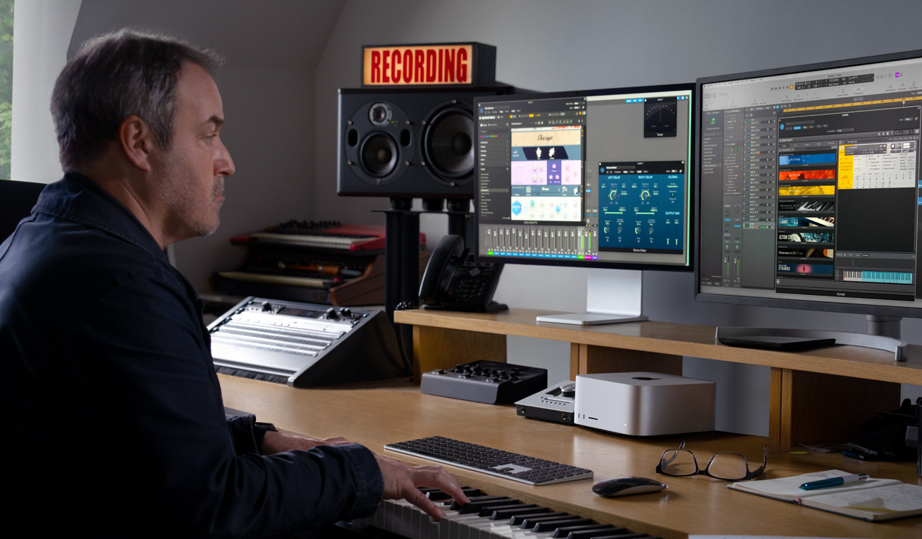 Un musicista che usa un piano per creare mix audio con Mac Studio e Studio Display