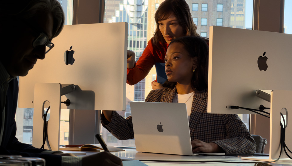 Menschen nutzen den Mac bei der Arbeit
