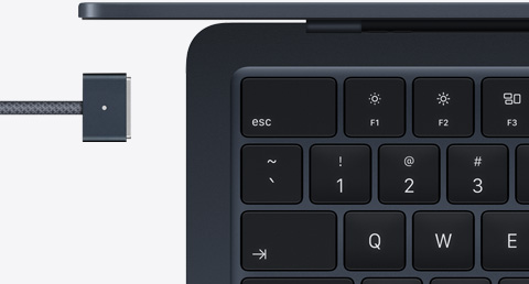 MacBook Air in Mitternacht mit MagSafe Kabel in passender Farbe