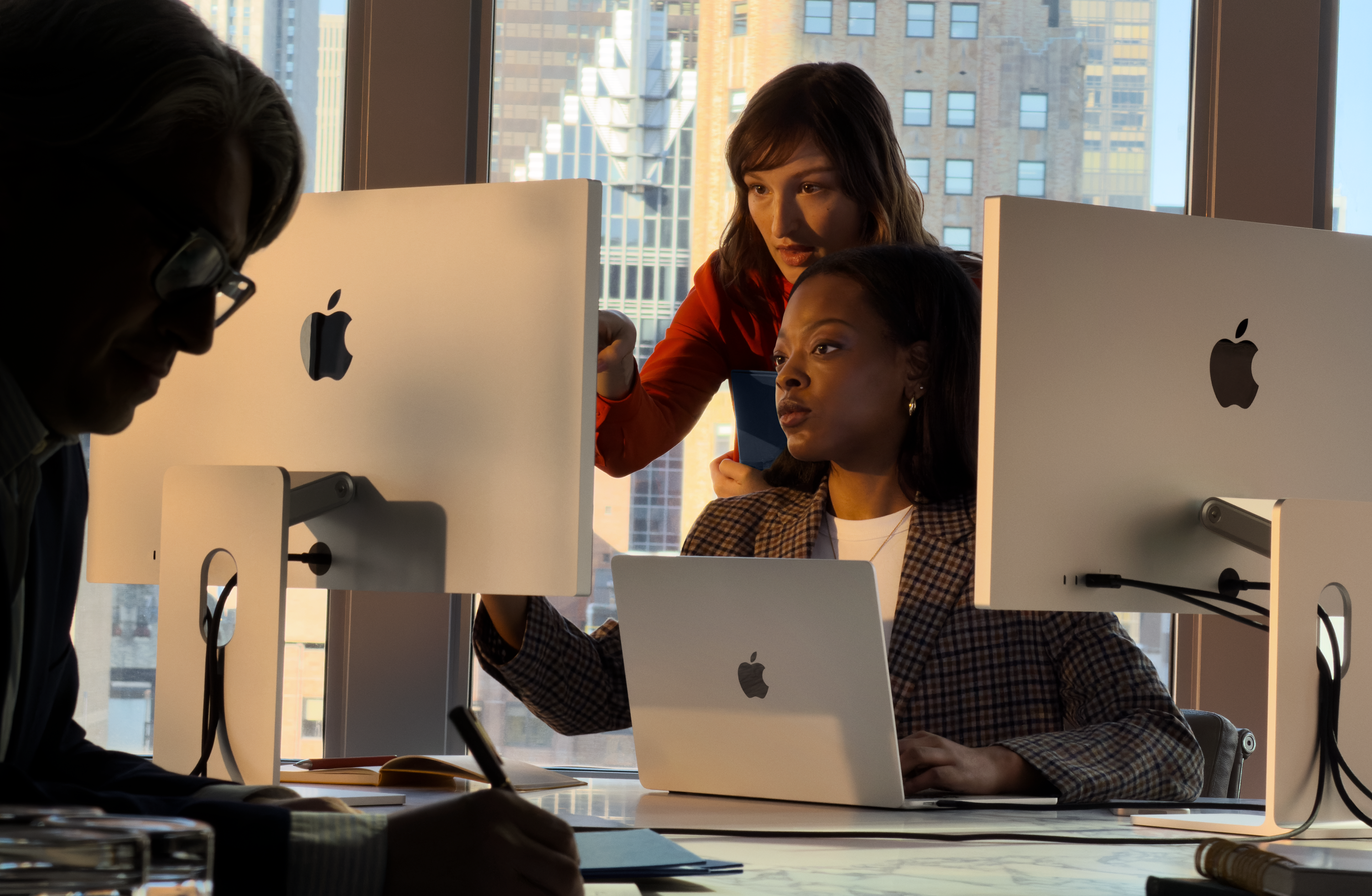 Personnes utilisant le Mac dans un contexte professionnel