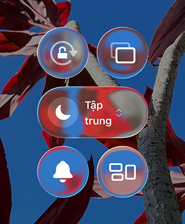 Màn hình chính đầy màu sắc của iPhone với các ứng dụng và tiện ích theo phong cách Liquid Glass trong suốt